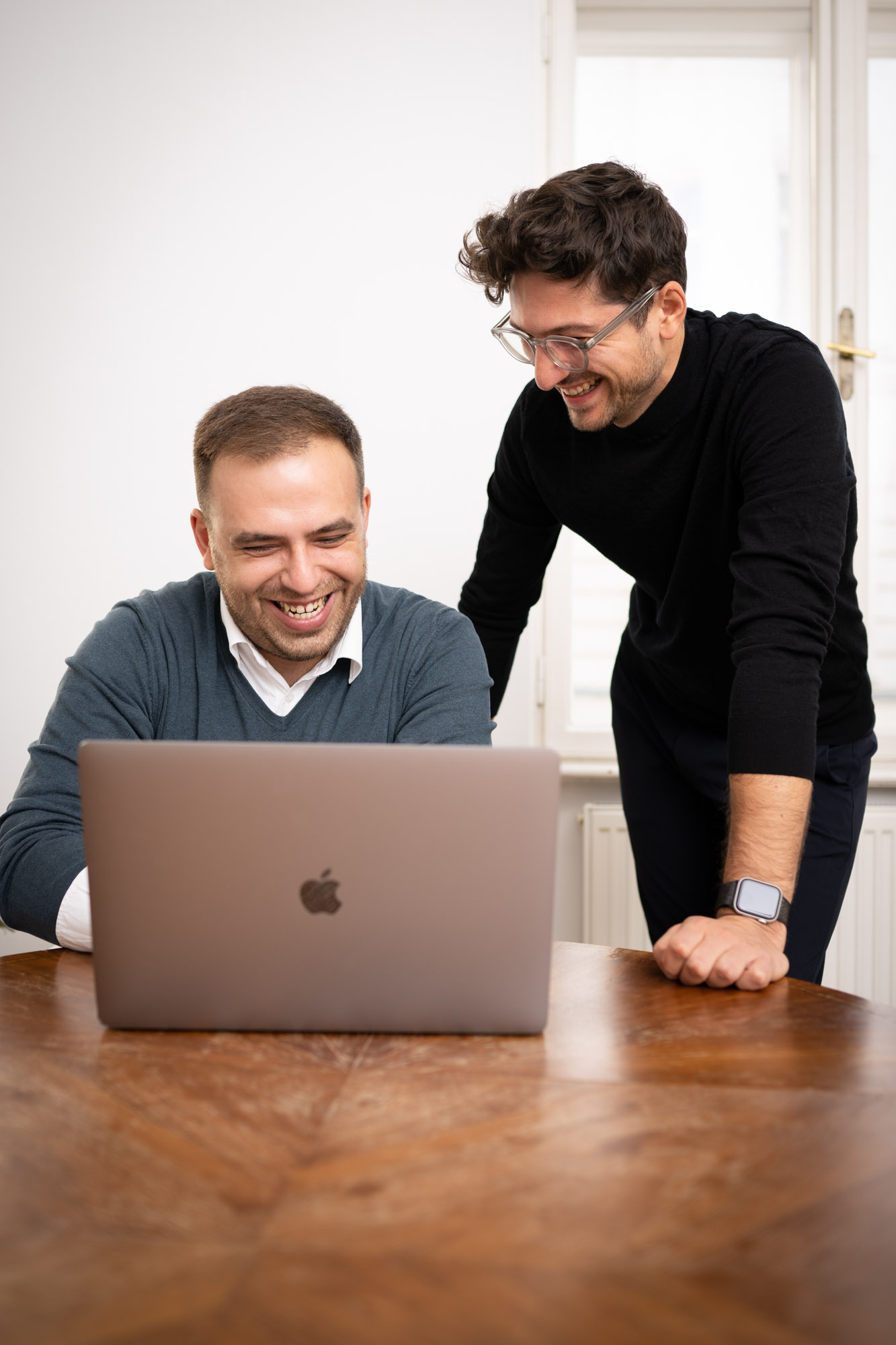Philip und Ara bei der Arbeit